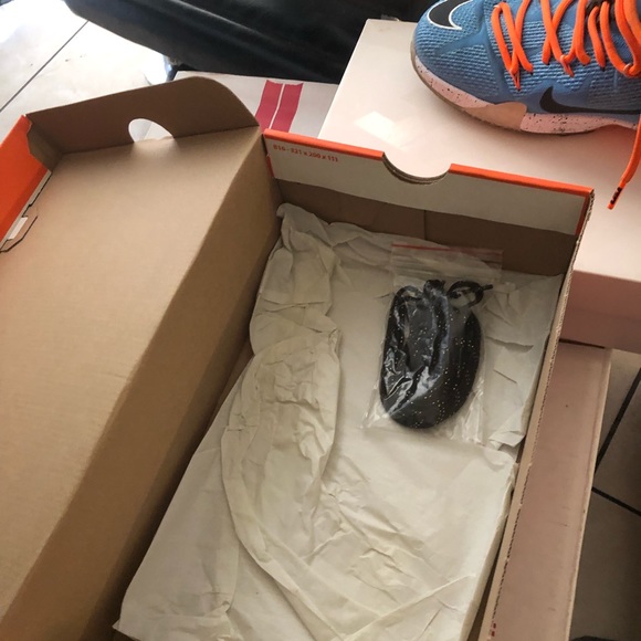 Kobe 8 GS “Christmas “ - Picture 7 of 8